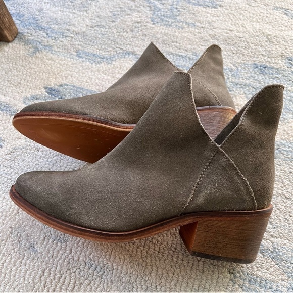 ZARA TRAFULAC TAUPE SUEDE CHELSEA ANKLE BOOTIES SIZE 8.5 EUC - Picture 1 of 9